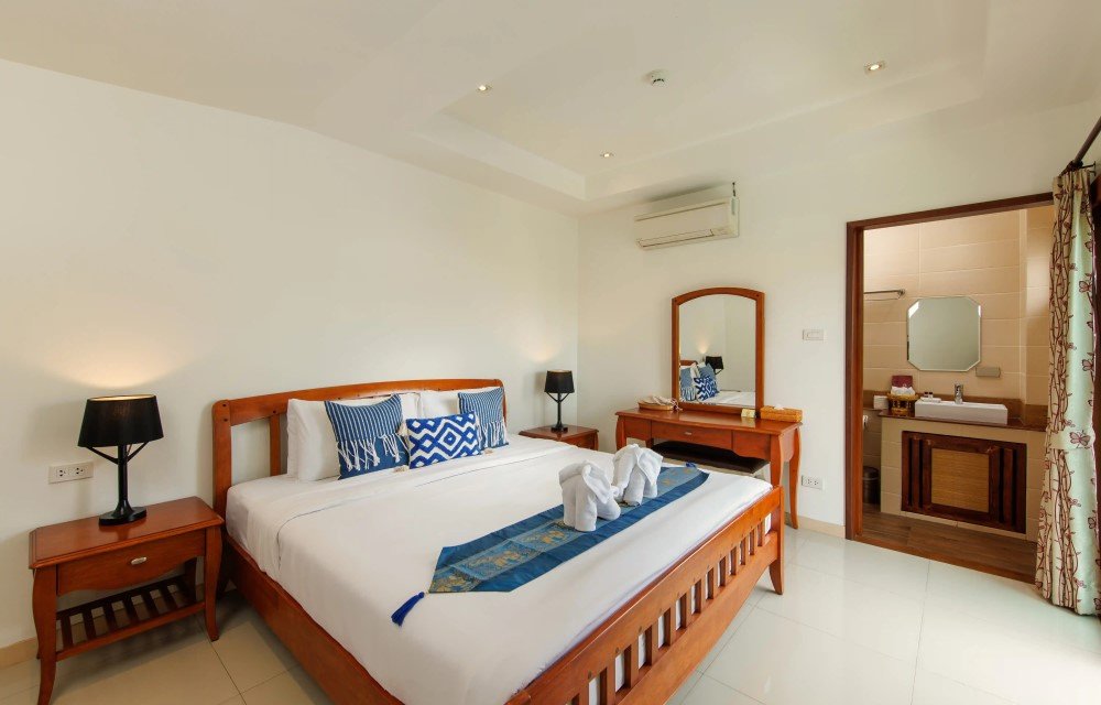 Deluxe King Room With Balcony at Rendezvous Classic House